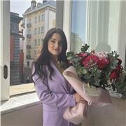 Laureata in lingue impartisce lezioni di spagnolo e inglese ai ragazzi che frequentano la scuola media